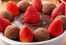 Receita: Pavê de Brigadeiro com Morango e Biscoito
