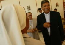 Bispo ganhador do Nobel da Paz é acusado de abuso sexual de adolescentes, diz revista