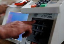 Eleitor é preso após colar teclas de urna eletrônica