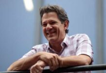 Mesária se recusa a cumprimentar Fernando Haddad durante votação