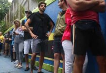 O que acontece se o eleitor estiver na fila e encerrar o horário da votação?