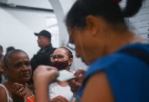 Homem de cueca e camiseta é retirado de local da votação na Paraíba