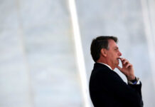 Brasil estreia na Copa sem regras para apostas esportivas após Bolsonaro segurar decreto