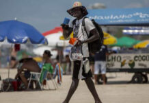 Sol e calor projetam estrada cheia e praia lotada no feriado
