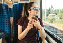 Mais de 1 bilhão de jovens estão sob risco por uso de fone e música alta; entenda