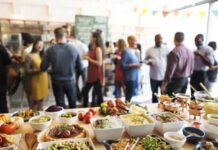 O truque (super simples) para comer menos em festas – e não ganhar peso