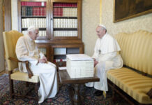 Papa Bento XVI está consciente e estável, mas quadro segue grave, diz Vaticano