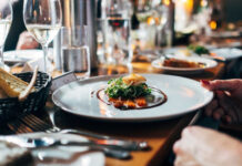 Restaurantes clandestinos se espalham por Pequim para driblar restrições por Covid