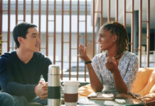 Sabia que conversar com estranhos pode nos fazer mais felizes? Entenda como!