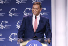 George Santos confirma que se vestia de mulher, mas nega que era drag queen