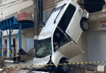 Carro atravessa parede de garagem, cai de prédio e mulher fica ferida