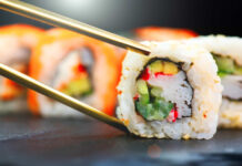 "Terrorismo"? Trend de lamber comida provoca pânico no Japão