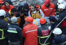 Criança é resgatada após 79 horas de terremoto na Turquia