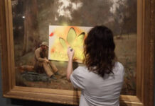 Ativista que pichou pintura na Austrália é condenada a pagar mais de R$ 27 mil
