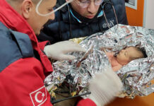 Recém-nascida salva na Turquia tem alta; pai e irmão são encontrados