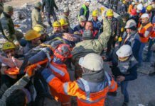 Família na Turquia é resgatada com vida 5 dias após terremoto, mortos passam de 24 mil
