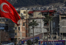 Equipes resgatam sobreviventes na Turquia, uma semana após terremoto