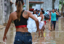 Isolados, turistas e moradores de São Sebastião fazem estoque de comida