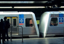 Mulher é retirada de vagão após ofender casal gay no metrô de SP