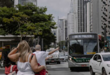 São Paulo tem tempo abafado e pancadas de chuva neste início de semana