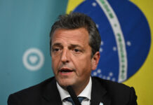 Ministro da Economia da Argentina anuncia troca de dívida em pesos