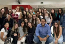 Universitária discriminada pela idade recebe homenagem de colegas