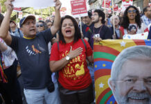 Batucada e cravos vermelhos na manifestação de apoio a Lula da Silva