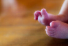 Bebê de dois meses morre após mãe adormecer sobre ele em Amambai