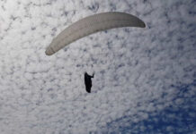 Três parapentistas colidem no ar e um deles morre em Santa Catarina