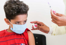1 em cada 3 pais crê que vacina contra Covid não protege seus filhos, diz Ipec