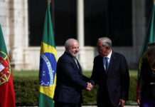 Lula assina 13 acordos em Portugal, volta a atacar antecessores e comete gafe