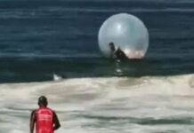 Guardas apreendem bolhas infláveis após resgate de casal no mar de Copacabana