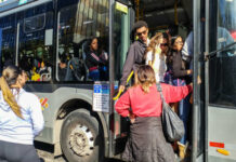 Coisas que nunca deveriam ser feitas no transporte público, mas muita gente faz