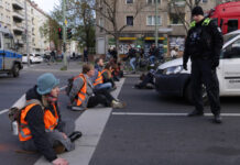 Ativistas em Berlim colam as mãos no asfalto em protesto pelo clima