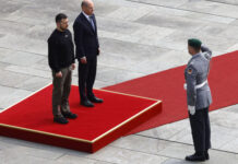 Zelensky recebido em Berlim com honras militares por Olaf Scholz