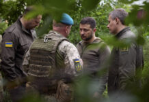 Zelensky saúda "heróis" da defesa antiaérea após ataque noturno russo