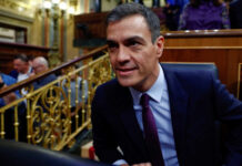 Premiê da Espanha antecipa eleições gerais após derrota em pleito regional