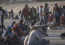 Imigrantes se aglomeram em ruas do Texas na véspera do fim de expulsão automática