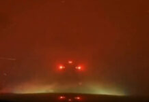Carro percorre estrada rodeada por incêndio de grande dimensão no Canadá