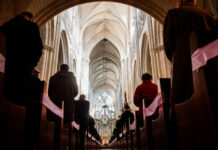 Mulher entra em igreja de SP e quebra imagem de Nossa Senhora de Lourdes