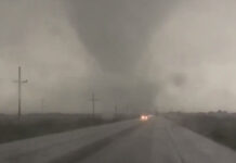 Vídeos mostram violência do tornado que devastou cidade no Texas