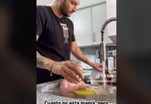 Pai gera polêmica ao lavar pratos e dar banho no filho no mesmo local