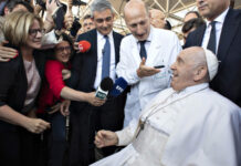 Papa Francisco deixa hospital após cirurgia abdominal e internação de nove dias