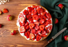 A torta fria de morango que fica bem em qualquer mesa este verão