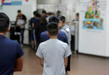 Flórida aperta cerco contra imigração ilegal, e brasileiros buscam rota de fuga