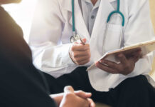 Falsos médicos compraram diplomas por até R$ 400 mil, diz TV
