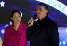 Inelegível pelo TSE: Bolsonaro diz que Michelle é inexperiente para a política