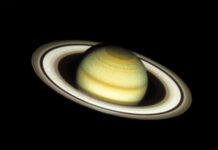 Imagem de Saturno com os anéis brilhantes é captada pelo telescópio James Webb, da Nasa