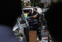 Homem fere ao menos 7 em ataque chamado de terrorista por Israel
