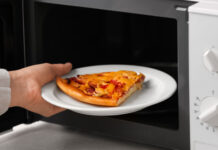 Sobrou pizza? Saiba como aquecer corretamente no micro-ondas
